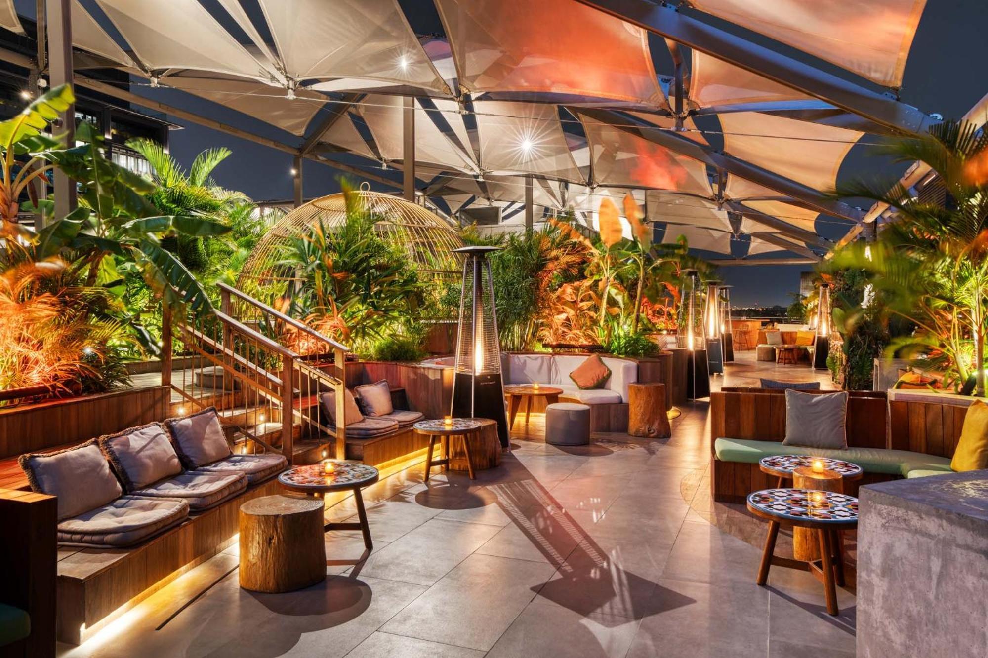 25Hours Hotel Dubai One Central Exterior foto The interior of the bar