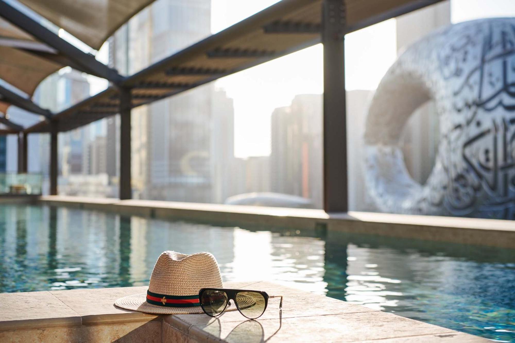 25Hours Hotel Dubai One Central Exterior foto The pool at the Ritz-Carlton, Dubai
