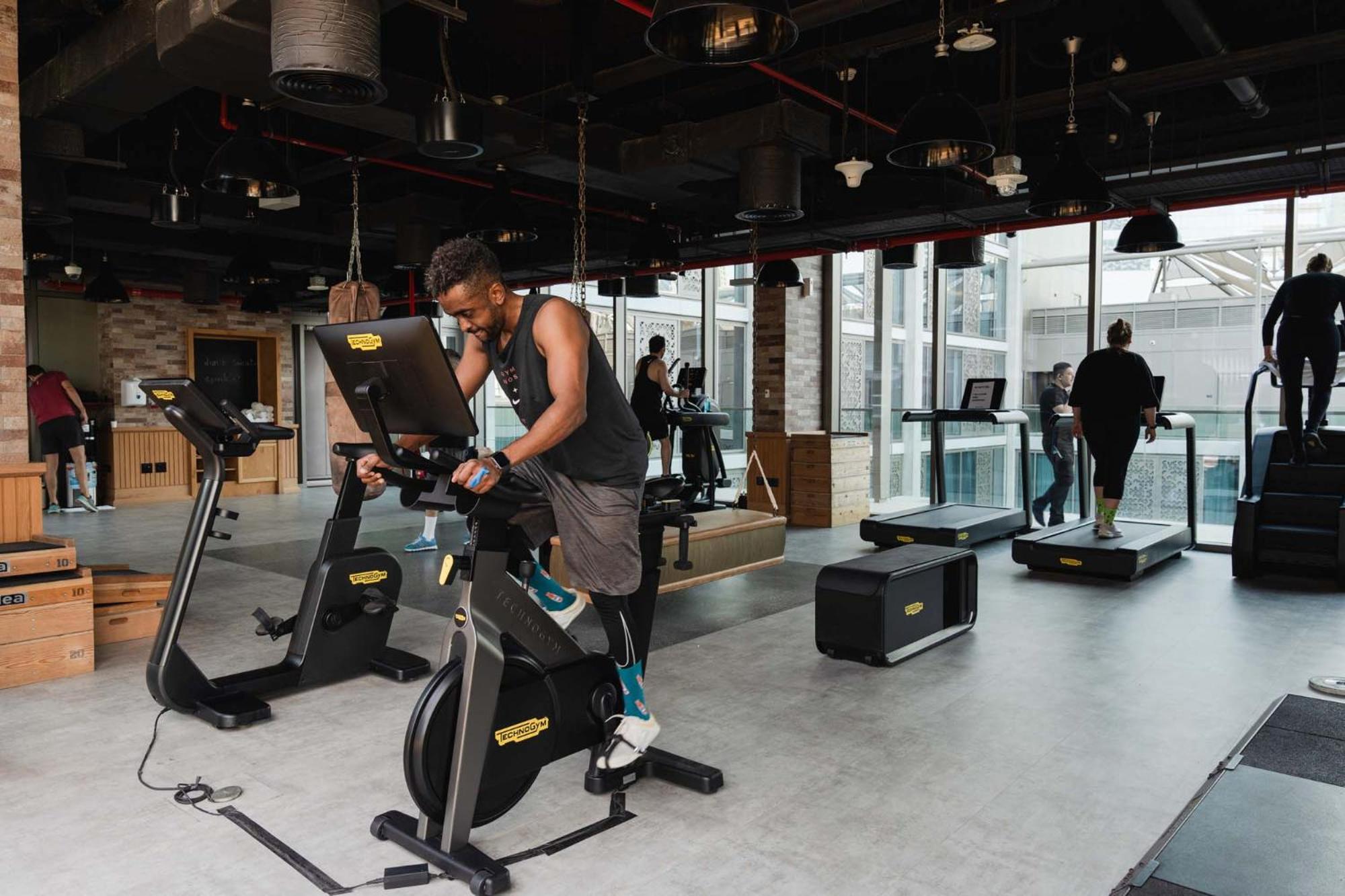 25Hours Hotel Dubai One Central Exterior foto Technogym Bike