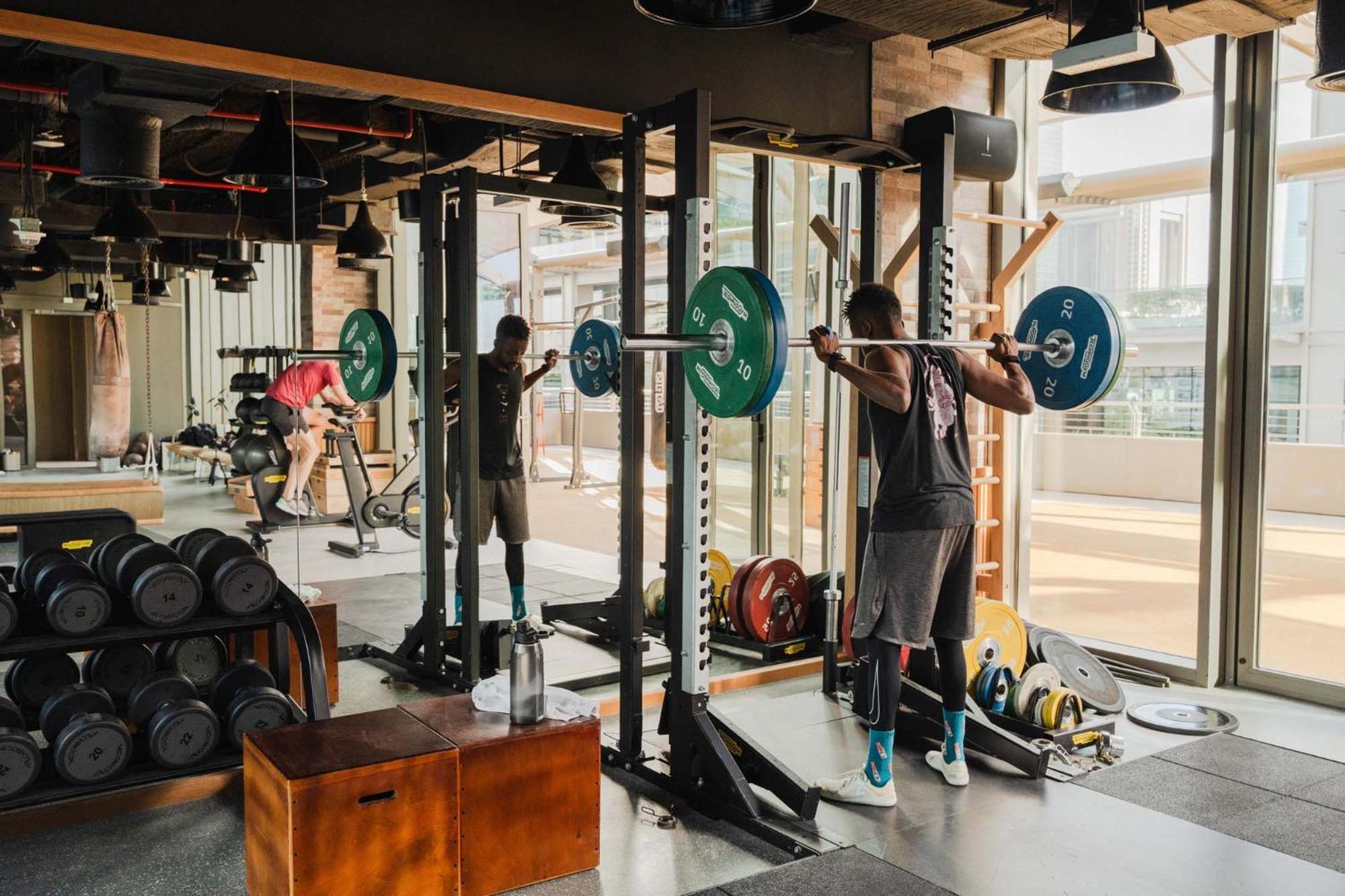25Hours Hotel Dubai One Central Exterior foto A man doing a squat with a barbell