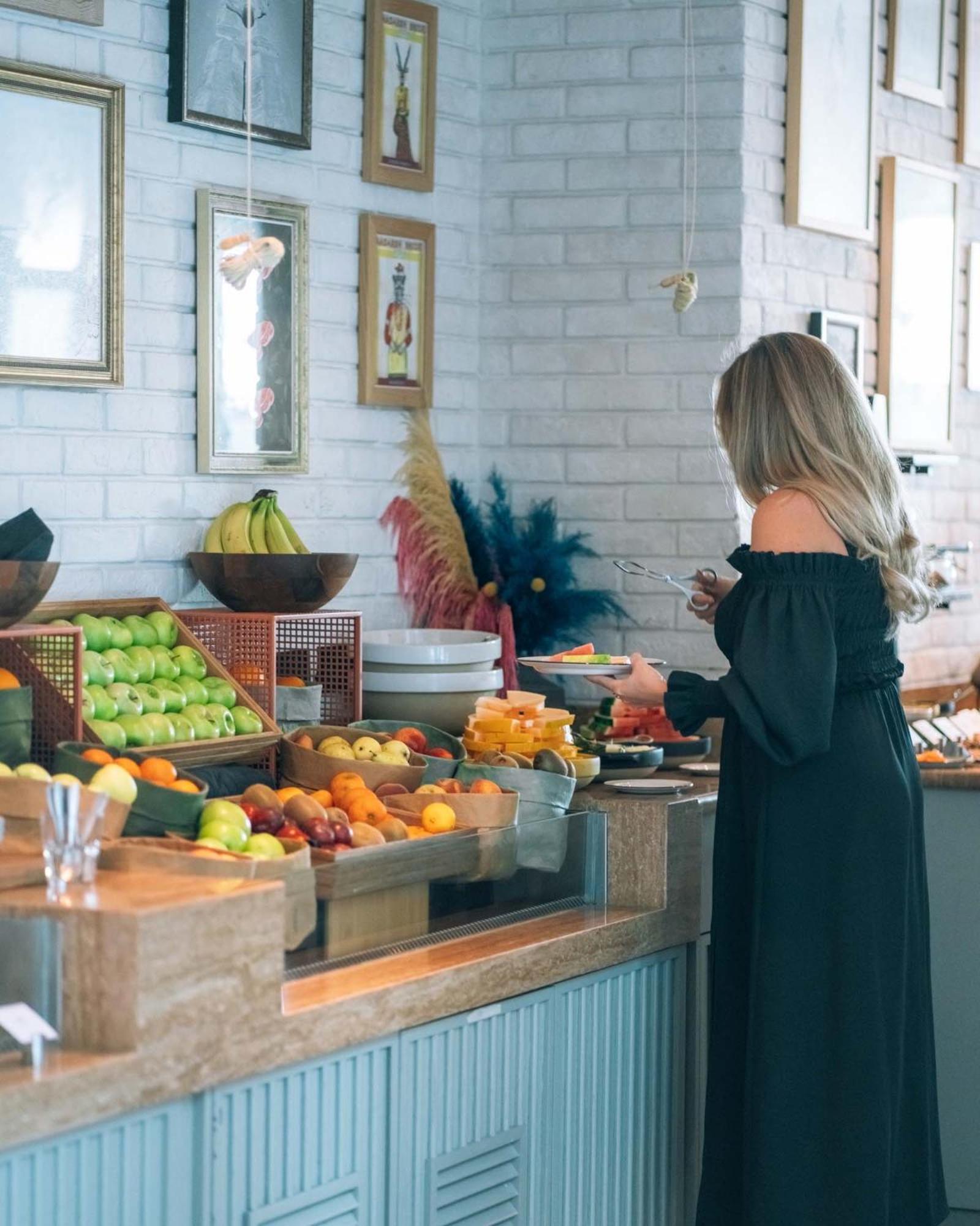 25Hours Hotel Dubai One Central Exterior foto A woman shopping for fruit