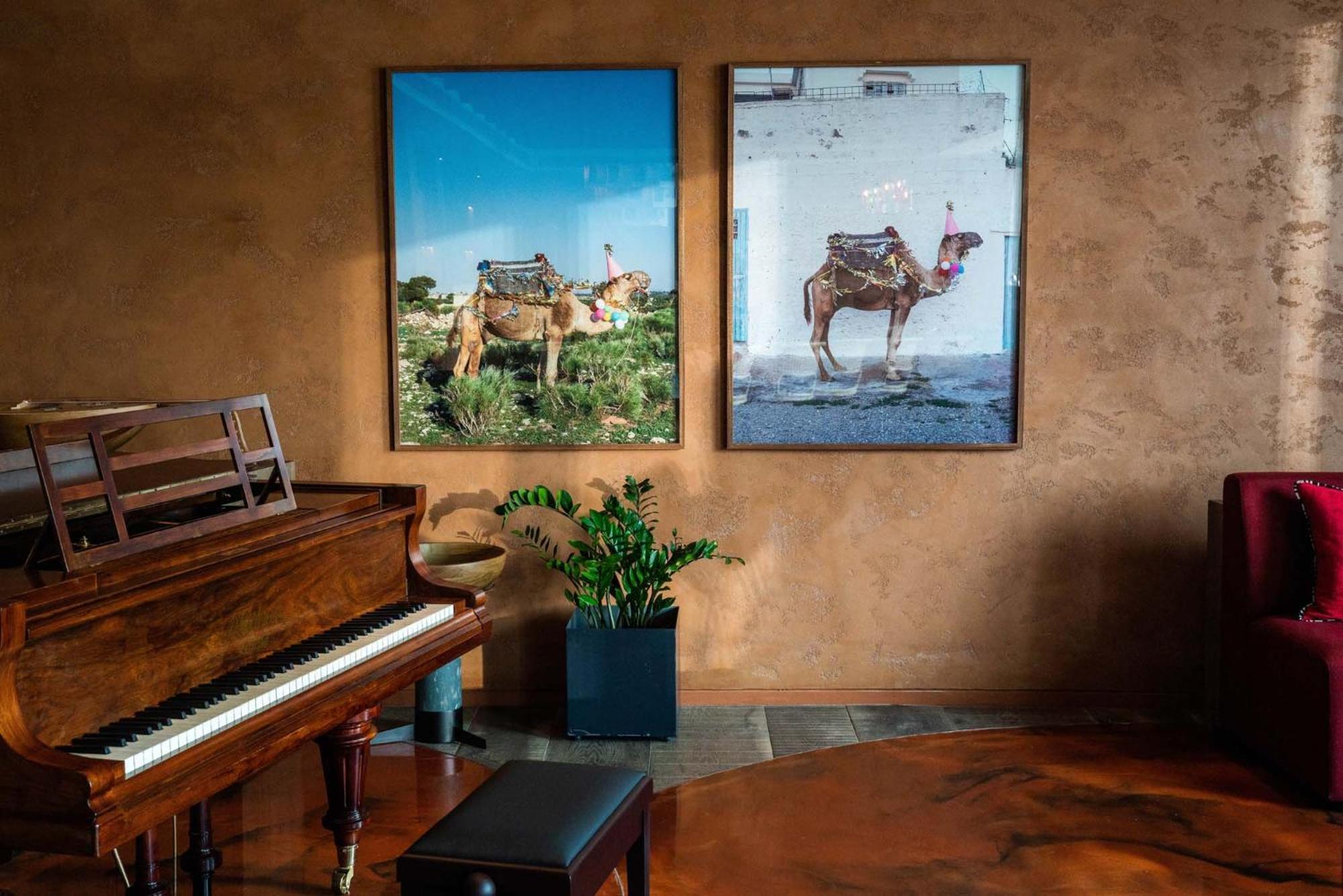 25Hours Hotel Dubai One Central Exterior foto The 2019 exhibition of the work of the artist at the gallery of the hotel